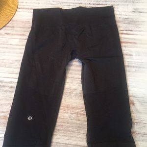 Lululemon gray cropped pants size 6